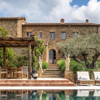 Image of Casale Pasorecci and it' beautiful pool